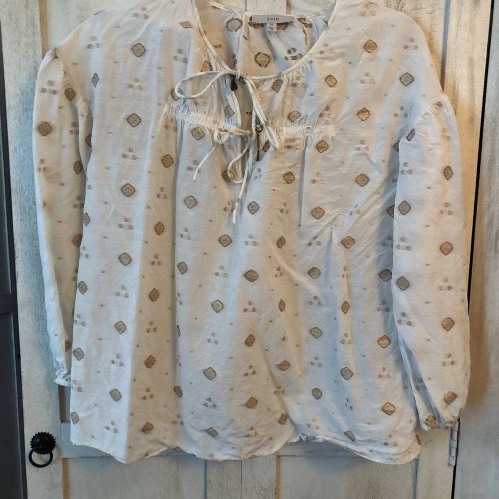 Let your inner hippie shine in this gorgeous flowing top.